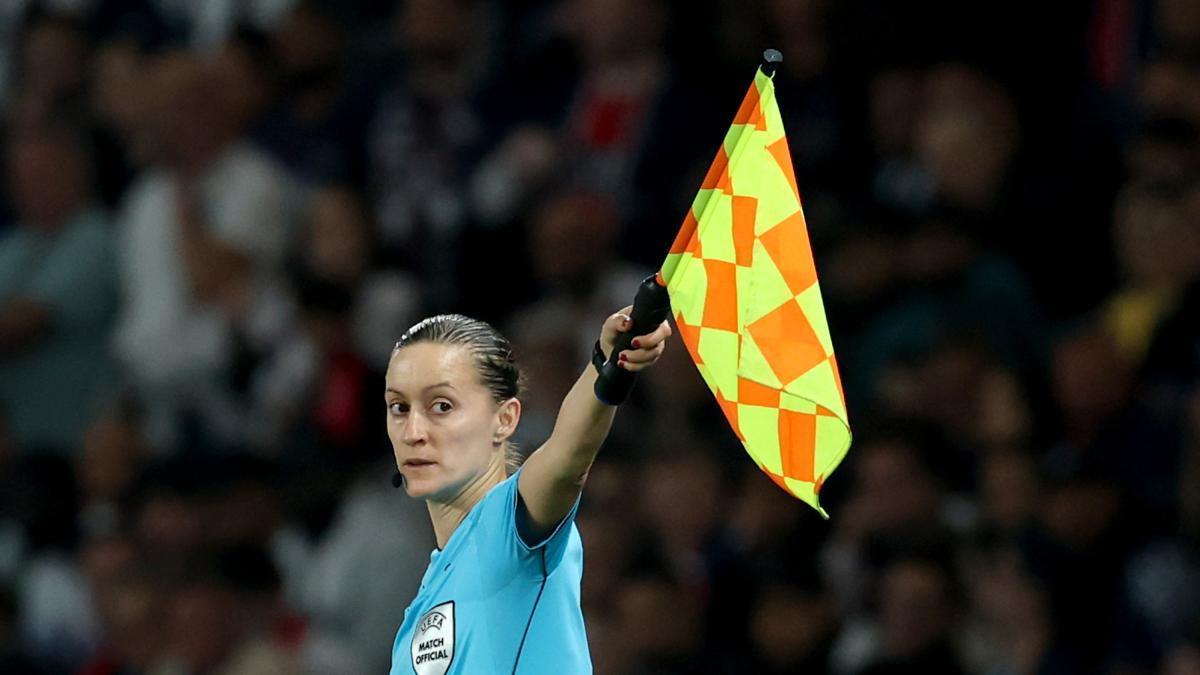 Finale PSG-Arsenal : l'arbitre assistant fait le show avant le coup d'envoi