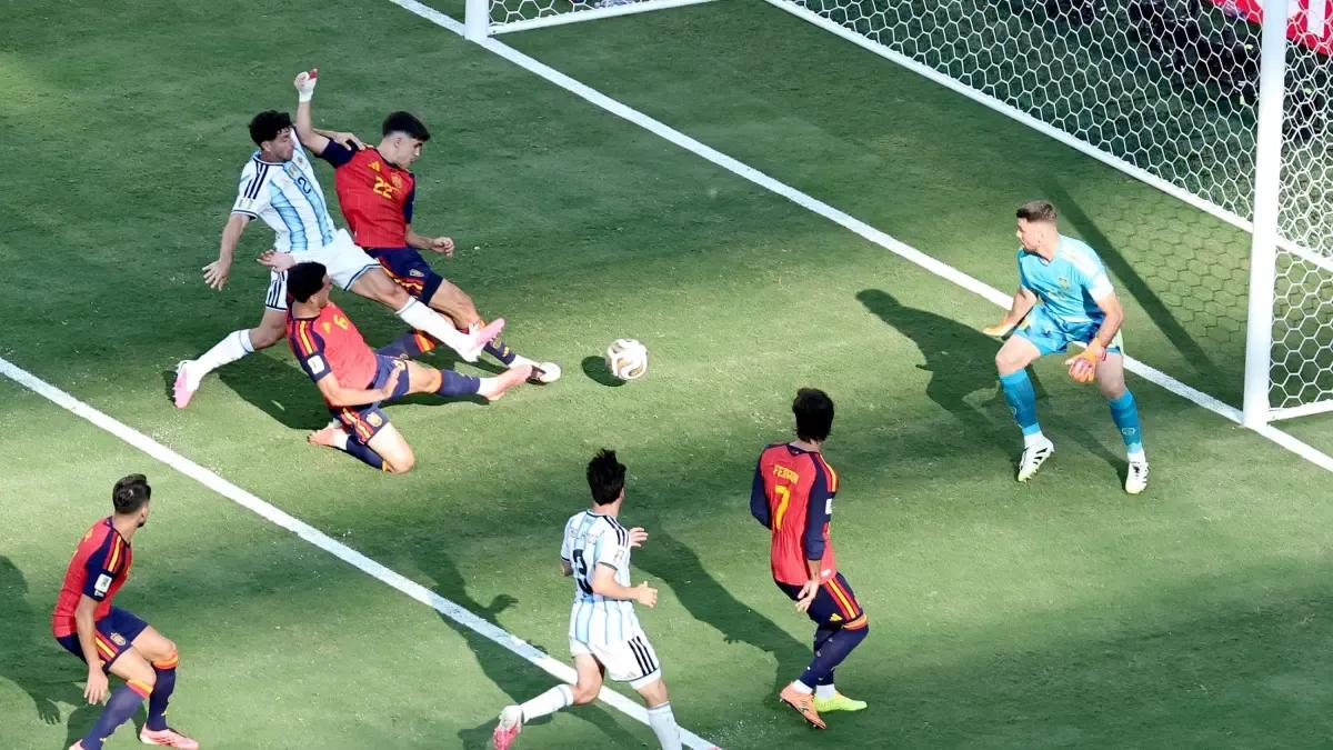 Cubarsí vs Dibu : l'arrêt du siècle comparé à la finale 2022
