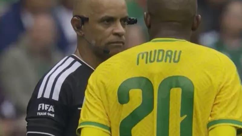 VAR et mème viral : l'arbitre de Mexique-Afrique du Sud fait le buzz