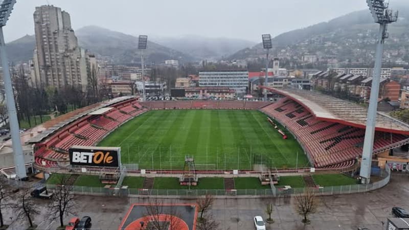Zenica en folie : un balcon face au stade devient viral avant Bosnie-Italie